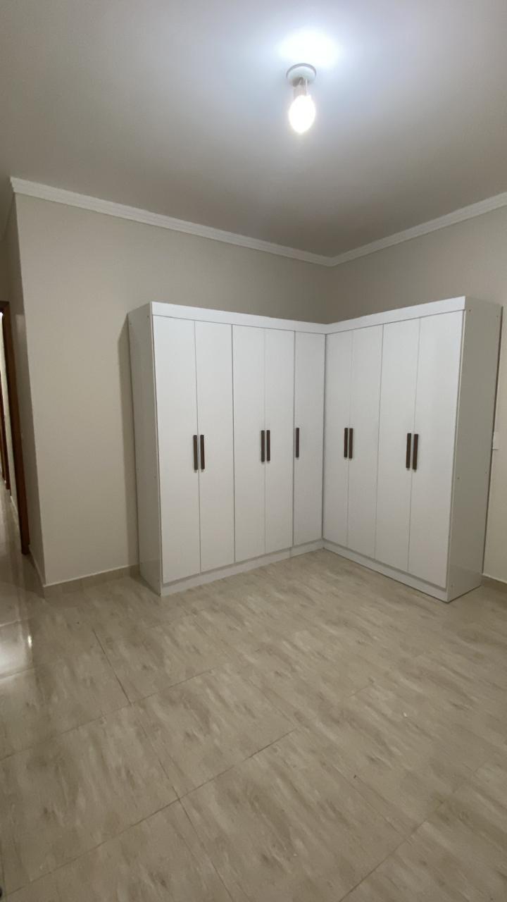 Guarda-Roupa de Canto